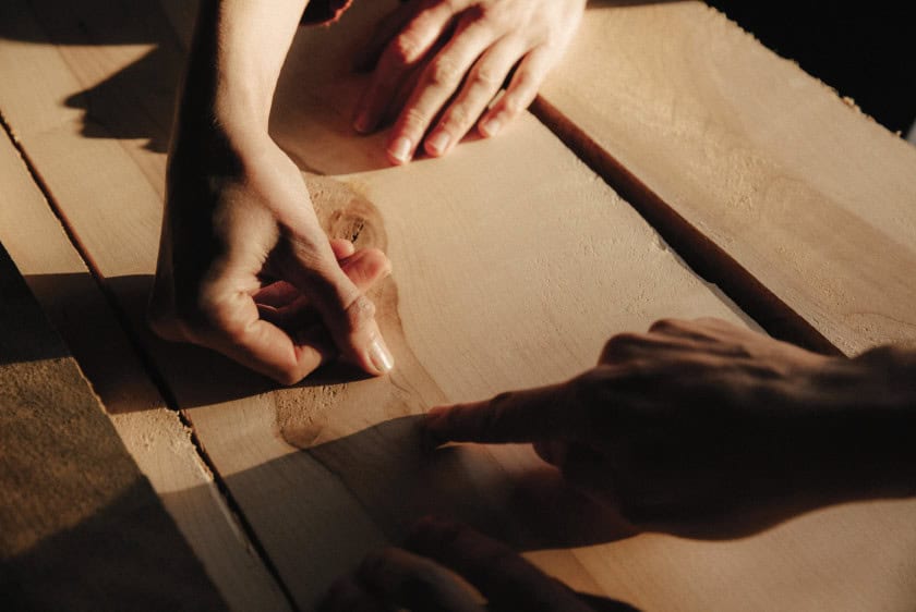 Mãos tocando materiais naturais